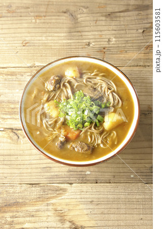万能葱たっぷりの熱々カレー蕎麦を俯瞰で撮影 115603581