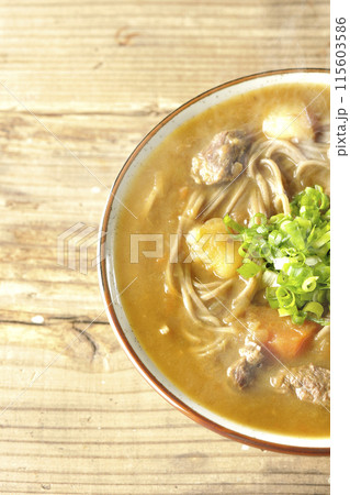 万能葱たっぷりの熱々カレー蕎麦を俯瞰で撮影 万能葱たっぷりの熱々カレー蕎麦を俯瞰で撮影 115603586
