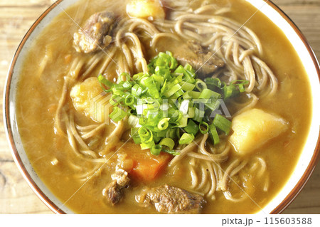 万能葱たっぷりの熱々カレー蕎麦を俯瞰で撮影 115603588