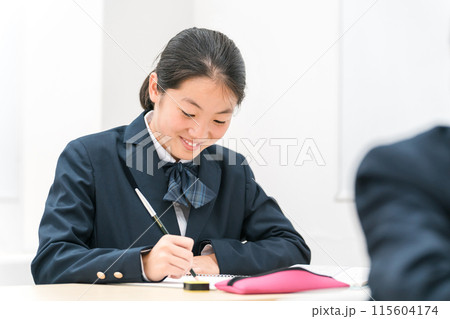 塾・学校の教室で勉強する小学生・中学生・高校生の女の子 115604174