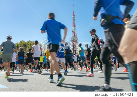 東京のマラソン大会のランナー 115604421