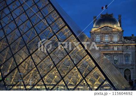 フランスパリルーブル美術館のライトアップ フランスパリルーブル美術館のライトアップ 115604692