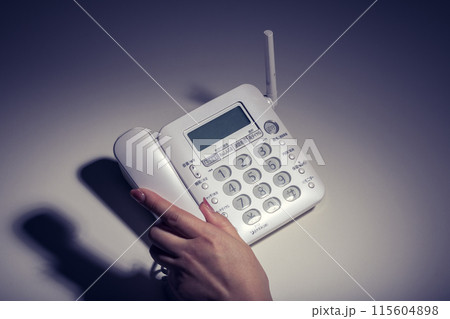 固定電話をかける女性の手元　 115604898