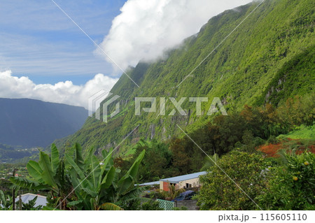 フランス海外県レユニオン島 世界遺産のサラジー圏谷の村エルブールから断崖絶壁を流れる滝の景色 フランス海外県レユニオン島 世界遺産のサラジー圏谷の村エルブールから断崖絶壁を流れる滝の景色 115605110