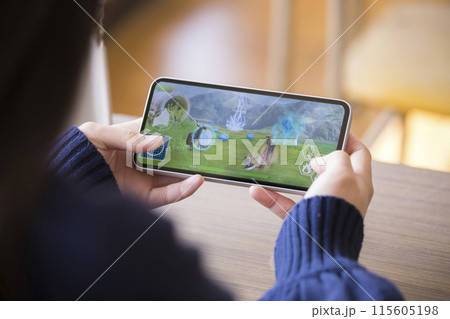 学校の教室でスマホゲームをする女子高生手元 学校の教室でスマホゲームをする女子高生手元 115605198