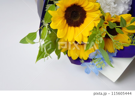黄色いヒマワリの花束 黄色いヒマワリの花束 115605444