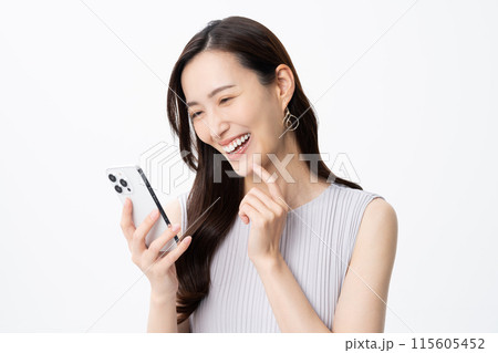 スマホを使う若い女性 スマホを使う若い女性 115605452