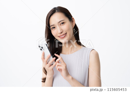 スマホを使う若い女性 スマホを使う若い女性 115605453