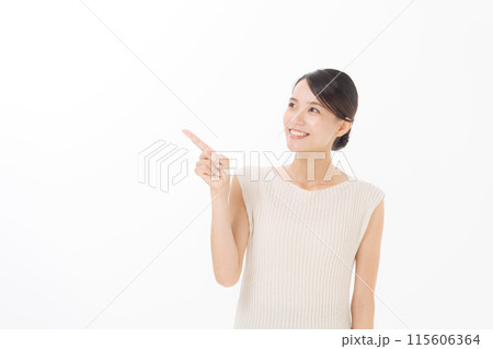 指差しをする笑顔の女性 指差しをする笑顔の女性 115606364