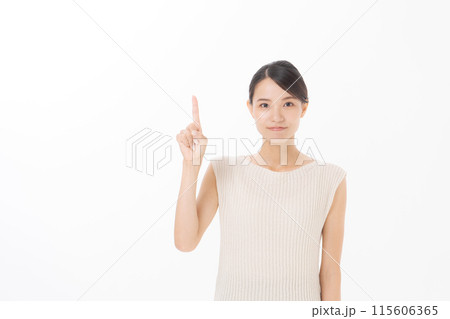 指差しをする笑顔の女性 115606365