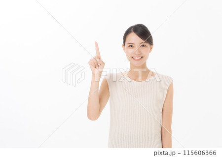 指差しをする笑顔の女性 115606366