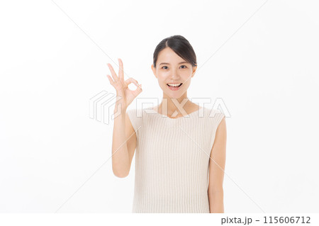 指でオッケーポーズをする女性 115606712