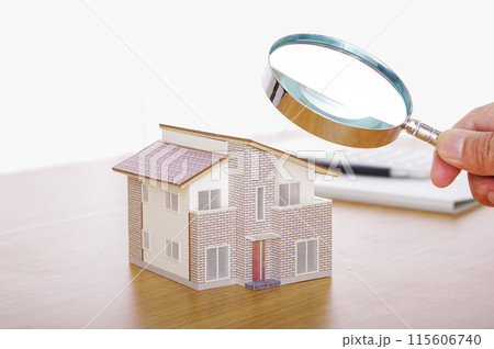 住宅の金額を査定しているイメージ 住宅の金額を査定しているイメージ 115606740