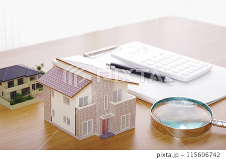 住宅の金額を査定しているイメージ 115606742