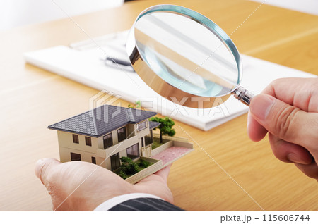 住宅の金額を査定しているイメージ 115606744