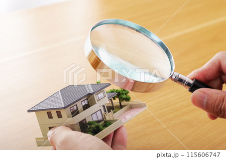 住宅の金額を査定しているイメージ 115606747