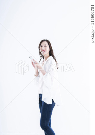 スマホを操作する若い女性 115606781