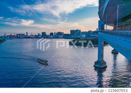 （東京都）レインボープロムナード・お台場側から芝浦側を眺める　夕景 115607053
