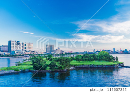 （東京都）レインボープロムナードから眺めるお台場　夕景 115607235