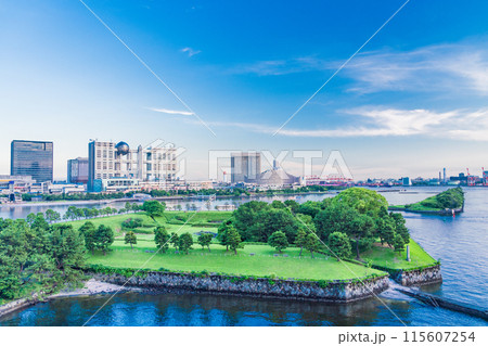 （東京都）レインボープロムナードから眺める第六台場　夕景 115607254