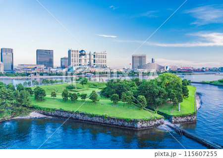 (東京都)レインボープロムナードから眺める第六台場 夕景 (東京都)レインボープロムナードから眺める第六台場 夕景 115607255