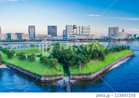 （東京都）レインボープロムナードから眺める第六台場　夕景 115607258