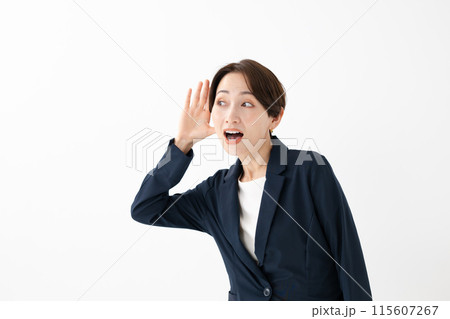 耳を傾ける女性 耳を傾ける女性 115607267