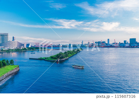 （東京都）レインボープロムナードから眺めるお台場・屋形船　夕景 115607316