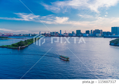 （東京都）レインボープロムナードから眺めるお台場・屋形船　夕景 115607317