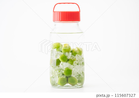 手作りの梅酒が入った瓶 115607327