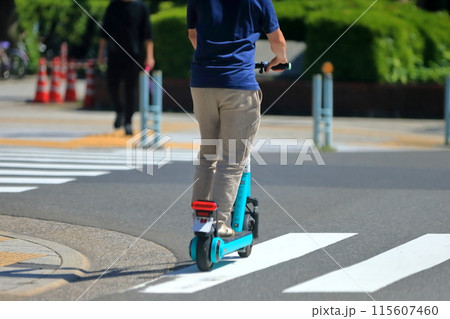 車道を走る電動キックボード　イメージ 115607460
