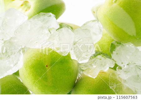 手作り梅酒の青梅と氷砂糖のクローズアップ 115607563