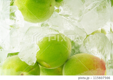 手作り梅酒の青梅と氷砂糖のクローズアップ 115607566