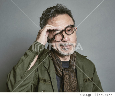 グレーバックの私服のミドル世代男性ポートレート グレーバックの私服のミドル世代男性ポートレート 115607577