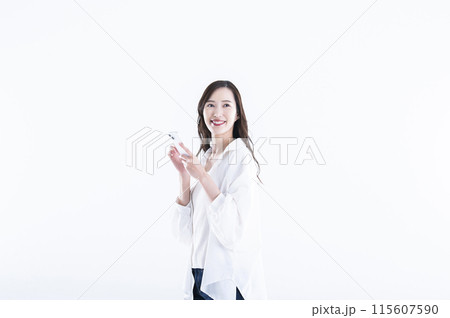 スマホを操作する若い女性 115607590