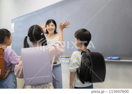 小学校の教室でさようならをする先生と生徒 小学校の教室でさようならをする先生と生徒 115607600