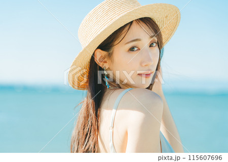 海と青空バックの麦わら帽子を被った女性 海と青空バックの麦わら帽子を被った女性 115607696
