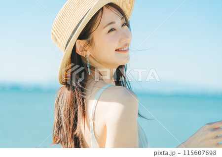 海と青空バックの麦わら帽子を被った女性 115607698