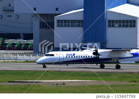 大阪国際空港　ANA　ボンバルディア　DHC8-Q400 プロペラ機　離陸態勢　スカイパーク 115607708