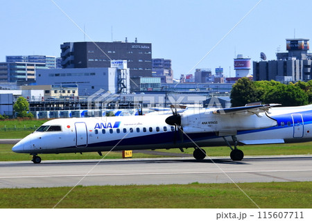 大阪国際空港　ANA　ボンバルディア　DHC8-Q400 プロペラ機　離陸態勢　スカイパーク 115607711