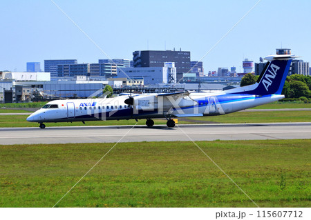 大阪国際空港　ANA　ボンバルディア　DHC8-Q400 プロペラ機　離陸態勢　スカイパーク 115607712