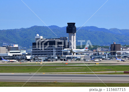 大阪国際空港 ANA ボンバルディア DHC8-Q400 プロペラ機 離陸態勢 スカイパーク 大阪国際空港 ANA ボンバルディア DHC8-Q400 プロペラ機 離陸態勢 スカイパーク 115607715