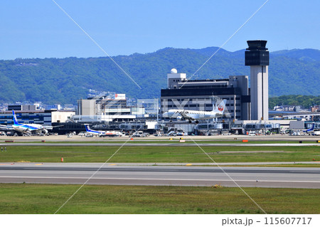 大阪国際空港　ANA　ボンバルディア　DHC8-Q400 プロペラ機　離陸態勢　スカイパーク 115607717