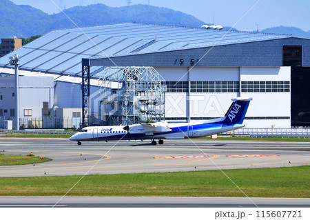 大阪国際空港　ANA　ボンバルディア　DHC8-Q400 プロペラ機　離陸態勢　スカイパーク 115607721