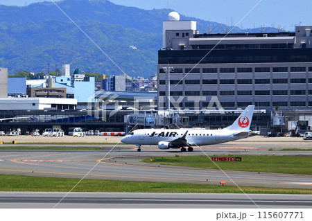 大阪国際空港　JAL　飛行機　着陸態勢　スカイパーク 115607771