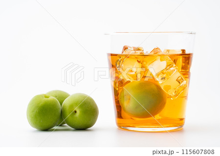 琥珀色の熟成梅酒と梅の実 115607808