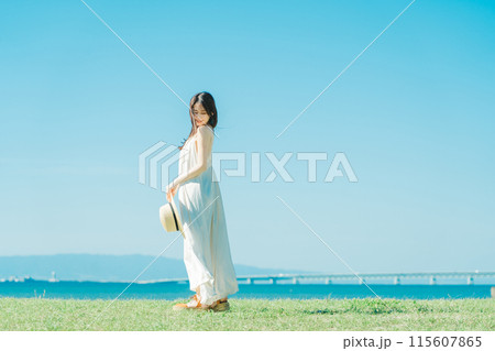 リゾート地でバカンスを楽しむワンピースの女性 115607865