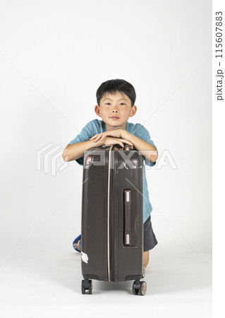 小学生の男の子が夏服でスーツケースを持っている「夏の旅イメージ」 小学生の男の子が夏服でスーツケースを持っている「夏の旅イメージ」 115607883