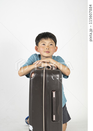 小学生の男の子が夏服でスーツケースを持っている「夏の旅イメージ」 小学生の男の子が夏服でスーツケースを持っている「夏の旅イメージ」 115607884