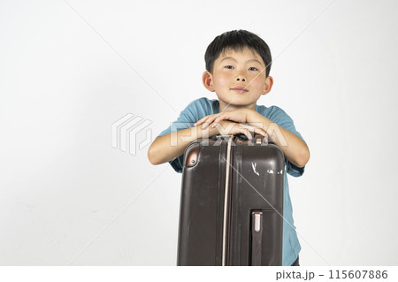 小学生の男の子が夏服でスーツケースを持っている「夏の旅イメージ」 小学生の男の子が夏服でスーツケースを持っている「夏の旅イメージ」 115607886